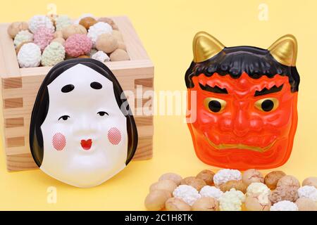 Japanische traditionelle Veranstaltung, Sojabohnen-Snacks und Maske werden bei einer jährlichen Veranstaltung /Setsubun verwendet. Stockfoto