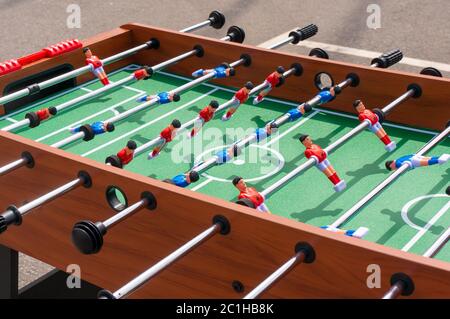 Fußball Spiel, Fußball Tisch mit roten und blauen Spieler Stockfoto