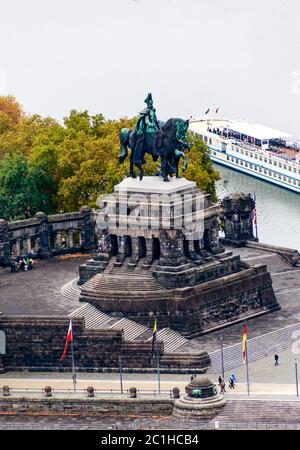 Deutsches Eck (Deutsch: "Deutschen Eck") ist der Name einer Landspitze in Koblenz, wo die Mosel den Rhein verbindet. Stockfoto