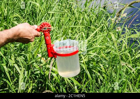 Nehmen Sie Proben des Wassers für Labortests. Das Konzept - Analyse der Wasserreinheit, Umwelt, Ökologie. Stockfoto