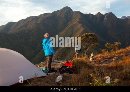 Unerkannte Menschen genießen die Aussicht auf die Berglandschaft von einem Berg Stockfoto