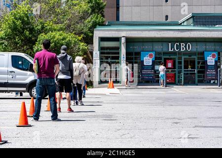 Toronto, Kanada. Juni 2020. Die Käufer stehen vor einem LCBO (Liquor Control Board of Ontario) Geschäft, während sie in der Innenstadt von Toronto soziale Distanz pflegen. Dominic Chan/EXimages Credit: EXimages/Alamy Live News Stockfoto