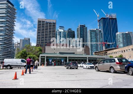 Toronto, Kanada. Juni 2020. Die Käufer stehen vor einem LCBO (Liquor Control Board of Ontario) Geschäft, während sie in der Innenstadt von Toronto soziale Distanz pflegen. Dominic Chan/EXimages Credit: EXimages/Alamy Live News Stockfoto
