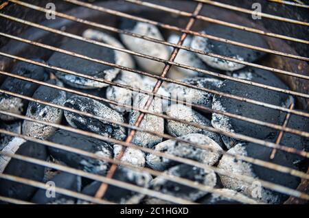 Glühende Holzkohle auf einem Holzkohlegrill Stockfoto