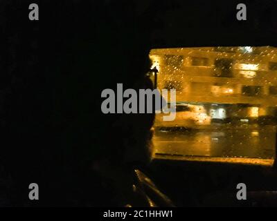 Mann, Der Durch Das Fenster Des Autos Schaut Stockfoto