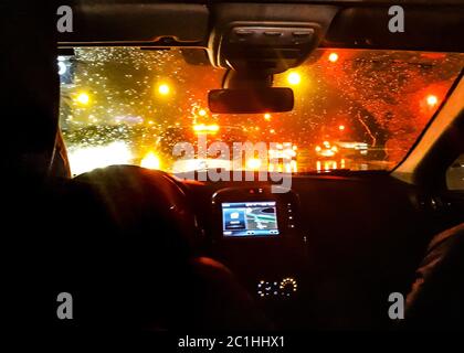 Nachtaufnahme Im Autoverkehr Stockfoto