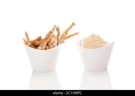 Ashwagandha Pulver und Wurzeln in weißen Tassen. Stockfoto