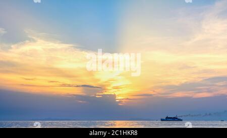 Reise Boot auf dem Meer bei Sonnenuntergang Stockfoto