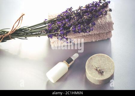 Kosmetische natürliche Lavendel Seife und Serum oder ätherisches Öl. Aromatherapie, Spa Hintergrund. Draufsicht Stockfoto