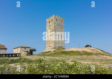 NEA FOKEA, Kassandra, Griechenland - 31. MÄRZ 2019: byzantinischen Turm in Stadt Nea Fokea, Kassandra, Chalkidiki, Zentralmakedonien, Griechenland Stockfoto