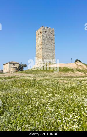 NEA FOKEA, Kassandra, Griechenland - 31. MÄRZ 2019: byzantinischen Turm in Stadt Nea Fokea, Kassandra, Chalkidiki, Zentralmakedonien, Griechenland Stockfoto