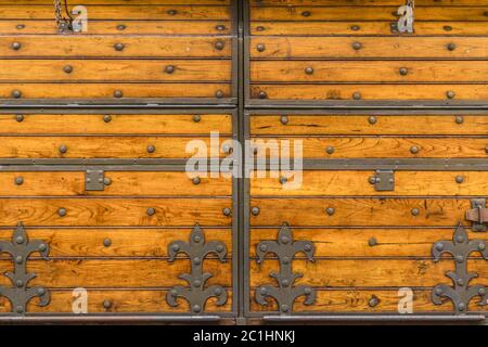 Mittelalterliche Kunstvolle Holztür Stockfoto