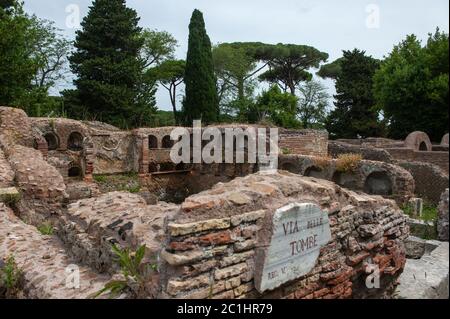 Ostia Antica, Italien. 13/06/2020: Via delle Tombe, Parco Archeologico di Ostia Antica - Straße der Gräber, Archäologischer Park von Ostia Antica © und Stockfoto