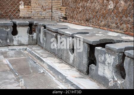 Ostia Antica, Italien. 13/06/2020: Latrina, Parco Archeologico di Ostia Antica - Latrine, Archäologischer Park von Ostia Antica © Andrea Sabbadini Stockfoto