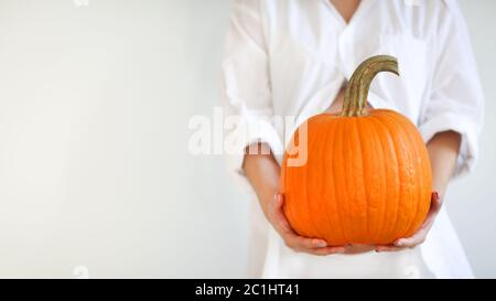 Schwangere Frau mit großen Kürbis. Gesundes Konzept. Stockfoto