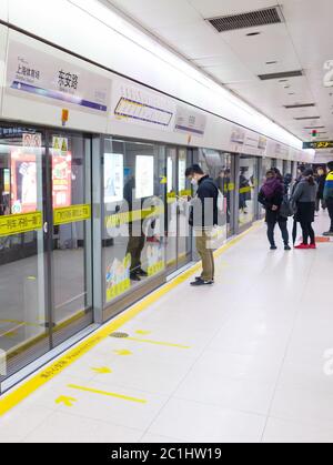 Passagiere der U-Bahnhof Shanghai, China Stockfoto