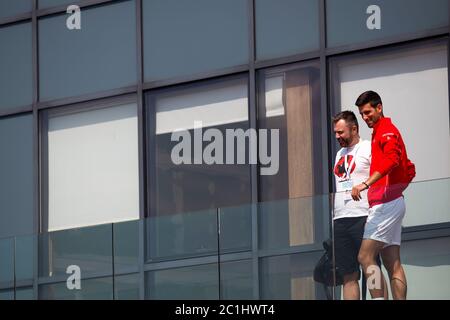 Belgrad, Serbien. Juni 2020. Novak Djokovic sieht sich das Spiel zwischen Dusan Lajovic und Grigor Dimitrov an. Quelle: Nikola Krstic/Alamy Live News Stockfoto