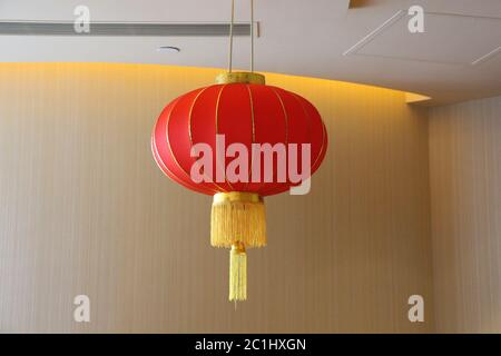 Eine rote Laterne hängt von einem Veranstaltungsraum im Conrad Hotel, Hongkong Stockfoto