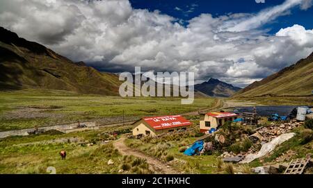 Panoramablick auf die Anden am Abra La Raya Pass, Puno, Peru Stockfoto