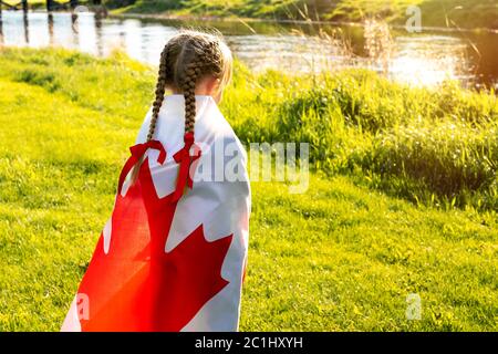 Happy Canda Day Celebtation Konzept. Junge niedliche weibliche Kind mit kanadischer Flagge. Rückansicht. Stockfoto