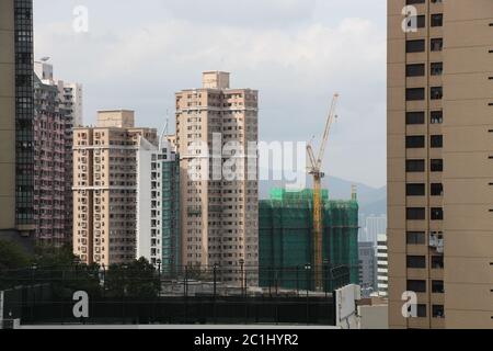 Hohe Wohngebäude auf Hong Kong Island aus der Mitte der Ebenen Stockfoto