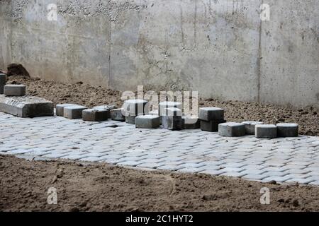 Verlegung von Pflasterplatten auf Stadtplatz, Reparatur Bürgersteig und Platz. Stockfoto