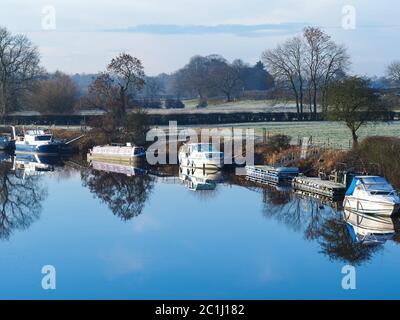 Boote auf dem Fluss Ouse in der Nähe von York, England, an einem klaren Wintertag Stockfoto