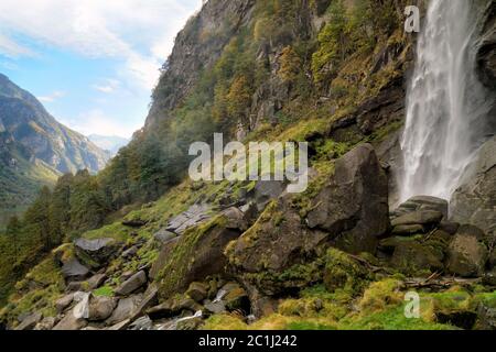 Wasserfall im Tessin Stockfoto