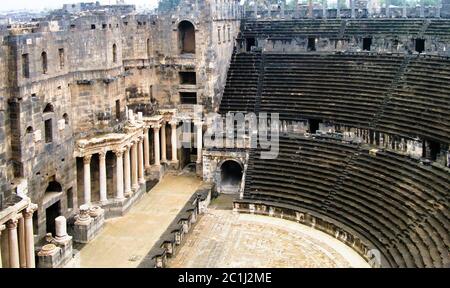 Blick auf das Amphitheater von Bosra in Syrien Stockfoto