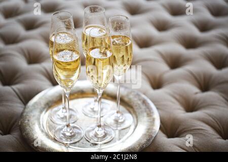 Sektgläser auf silbernem Tablett Stockfoto