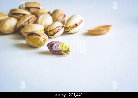 Nahaufnahme Gruppe Von Trockenen, Frischen Und Großen Rohen Pistazien In Schale Stockfoto