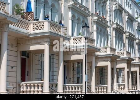 Traditionelle britische freistehende Häuser in Notting Hill, London gesehen Stockfoto