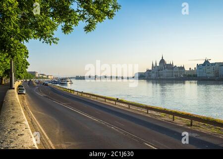 Budapester Stadtstraße mit Parlamentsgebäude in Ungarn Stockfoto