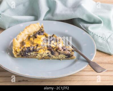 Quarzstück mit Pilzen und Käse - Teil mit Pilztorte aus nächster Nähe Stockfoto