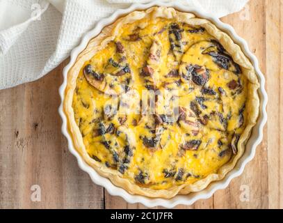 Pilz Quiche schließen bis auf Holztisch - Ansicht von oben Foto Stockfoto