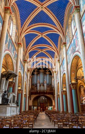 Paris, Frankreich - 9. Juni 2020: Sehen Sie sich die Orgel der Abtei Abbaye Saint-Germain-des-Pres an, einer romanischen mittelalterlichen Benediktinerkirche auf der linken Seite Stockfoto