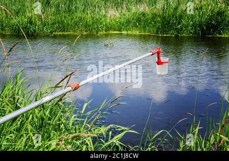 Nehmen Sie Proben des Wassers für Labortests. Das Konzept - Analyse der Wasserreinheit, Umwelt, Ökologie. Stockfoto