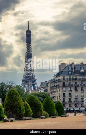 Paris, Frankreich - 10. Juni 2020: Eingang des Invalidengebäudes und Eiffelturm im Hintergrund Stockfoto