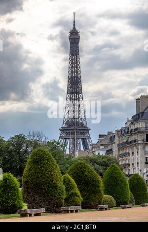 Paris, Frankreich - 10. Juni 2020: Eingang des Invalidengebäudes und Eiffelturm im Hintergrund Stockfoto