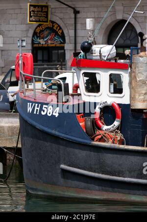 Angeltrawler Kaluger WH584 liegt in der Nähe von Fischhändlern Weyfish LTD am Custom House Quay, Weymouth, Dorset. Stockfoto