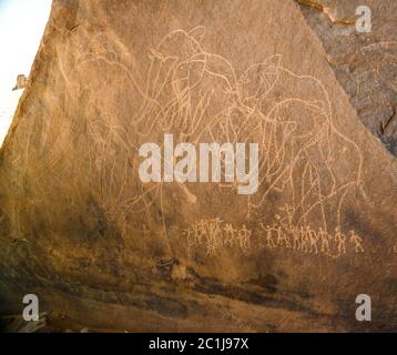 Elefant und Männer - Höhlenmalereien und Felszeichnungen in Boumediene, Tassili nAjjer Nationalpark, Algerien Stockfoto