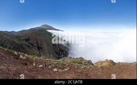 Typische Wolkendecke behindert den Blick von der Hauptstraße im Nationalpark Teneriffa mit Teide auf das Orotava-Tal Stockfoto