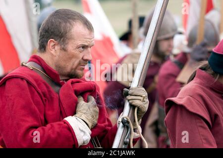 Englischer Bürgerkrieg Musketier des versiegelten Knots beten, bevor er eine Schlacht nachführt. Stockfoto