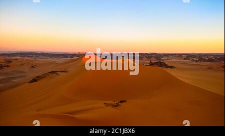 Blick auf die Düne von Tin Merzouga im Tassili nAjjer Nationalpark in Algerien Stockfoto