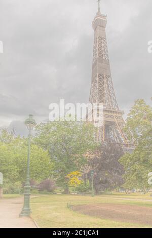 Paris, Frankreich - 10. Juni 2020: Alte traditionelle Säule mit Eiffelturm im Hintergrund in Paris Stockfoto