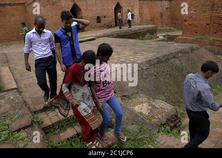 Eine Gruppe von Studenten besucht den alten Nalanda buddhistischen Universitätskomplex in Nalanda, Bihar, Indien. Stockfoto