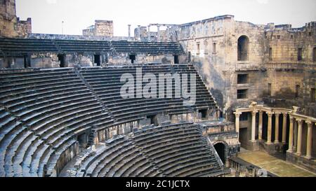 Blick auf das antike Bosra Amphitheater in Syrien Stockfoto