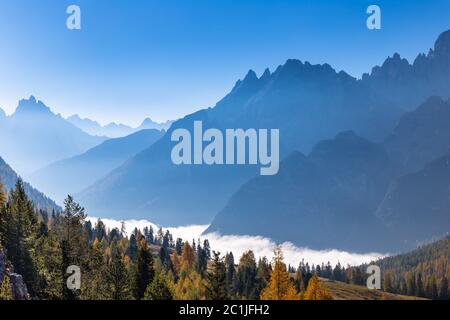 Blick von der Plätzwiese auf Cristallo massiv im Morgennebel, Dolomiten, Südtirol Stockfoto