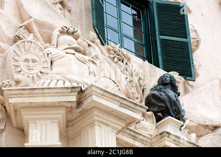 Auberge de Castille, Kastilien-Platz, Valletta, Malta zeigt die Bronzebüste des Großmeisters Manuel Pinto da Fonseca über dem Haupteingang. Stockfoto