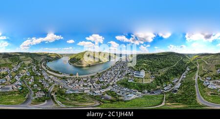 Luftpanorama 360 auf der Rheinschleife in Oberwesel am Rhein. Stadt am Oberen mittelrhein. Wunderschöne Aussicht auf Postkarte, Stockfoto